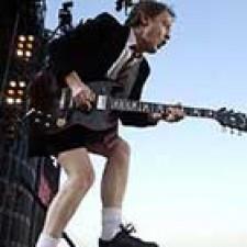 AC/DC mantiene el liderato en listas