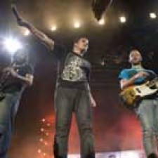 El canto del Loco interpreta "¡Hey Hey Vicky!"