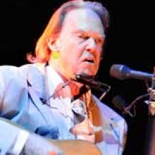 Daniel Lanois trabaja con Neil Young