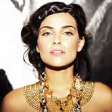 "Bajo otra luz", nuevo single de Nelly Furtado