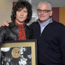 Bunbury recibe el Disco de Oro por "Las consecuencias"