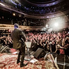 Showcase acústicos y firmas de discos de Revolver