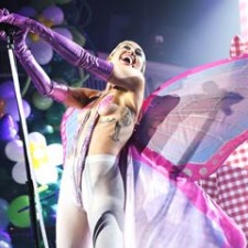 Miley Cyrus interpreta 'Tiger dreams' en topless