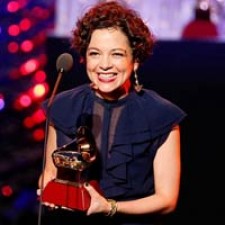 Natalia Lafourcade arrasa en los 16 Grammy Latinos