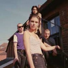 Wolf Alice en modo Camila Cabello