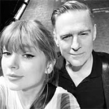 Bryan Adams en un concierto de Taylor Swift