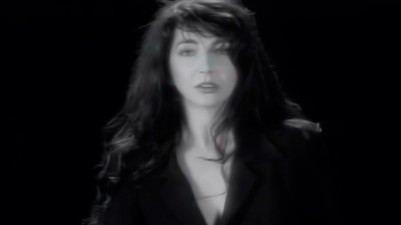 Kate Bush en modo Elton John