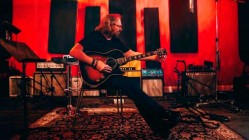 Barry Gibb publica un disco de duetos country del repertorio de Bee Gees