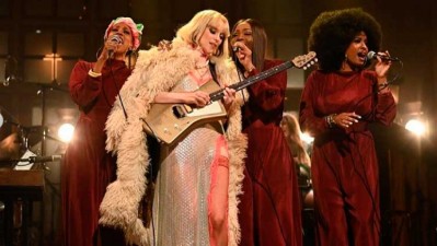 St. Vincent avanza "Daddy's home" en Saturday Night Live