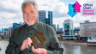 Tom Jones nº1 en discos en UK con 'Surrounded by time'