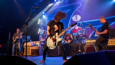 Dee Gees se estrenan con 'Hail satin'