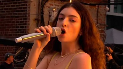 Lorde lleva 'Solar power' a la azotea del teatro Ed Sullivan