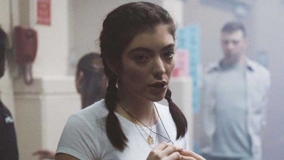 Lorde estrenó 'Stoned at the nail salon'