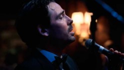 Local Natives en modo cover para la serie 'The shrink next door'