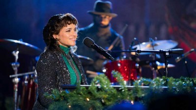 Norah Jones lleva 'I dream of Christmas' al Empire State Building