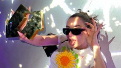 Charli XCX número 1 en discos en Reino Unido con 'Crash'