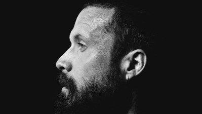 Father John Misty presentó 'Kiss me (I loved you)' en televisión