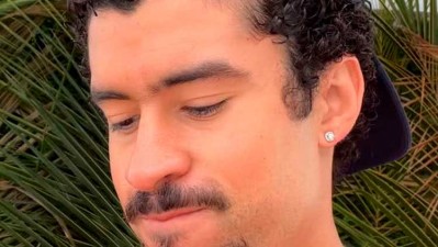 Bad Bunny repite número 1 en discos en España con 'Debí tirar más fotos'