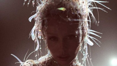 Miley Cyrus anuncia la fecha de salida de 'Something beautiful'