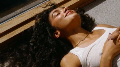 Olivia Dean número 1 en la lista de canciones favoritas de LaHiguera.net con 'Man I need'