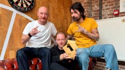 Biffy Clyro debuta en el número 1 en discos en Reino Unido con 'Futique'