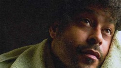 Twin Shadow número 1 en la lista de canciones favoritas de LaHiguera.net con 'Dominoes'