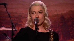 Phoebe Bridgers interpreta 'Lost boys' en The Tonight Show starring Jimmy Fallon