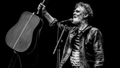 Falleció Glen Hansard a los 56 años