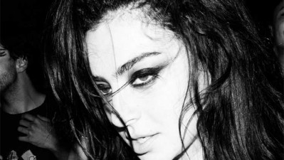 Charli xcx debuta en el número 1 en discos en UK con 'Music, fashion, film'