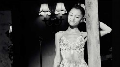 Ariana Grande debuta en el número 1 en discos en España con 'Petal'