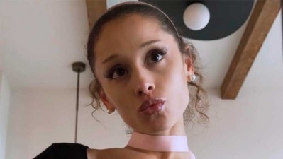 Ariana Grande séptimo número 1 en la Billboard 200 con 'Petal'