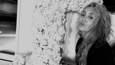 Miley debuta en el número 1 de la Billboard 200 con 'Bass persuades'